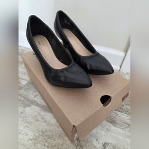 Womans Clarks Shondrah Rae size 7 wide kitten heel pumps black